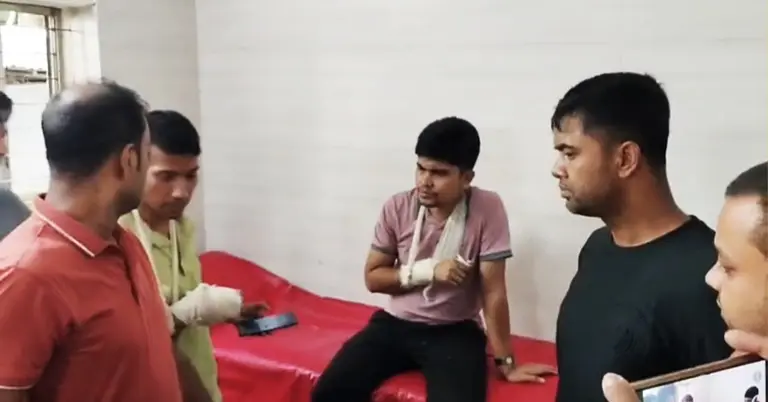 হামলার শিকার পুলিশসদস্যরা
